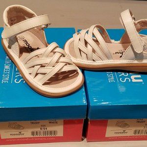 Mooshu Trainers White Sandals that Squeak